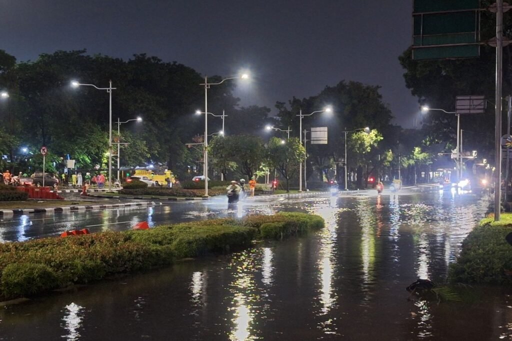 Monas Tergenang Banjir Usai Hujan Lebat Melanda