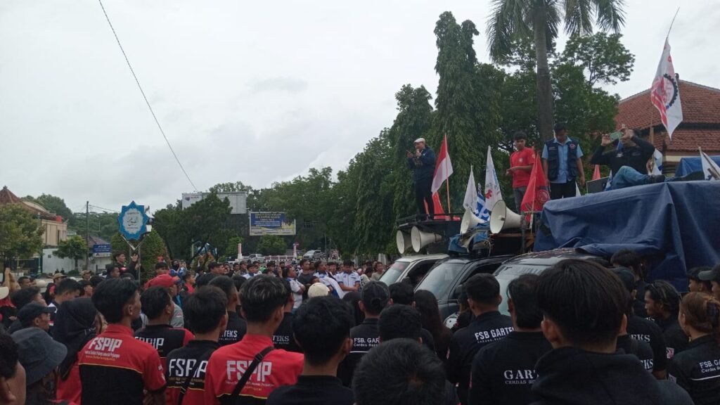 Ribuan Buruh Jepara Gelar Demonstrasi Protes Revisi UMSK dan Penetapan UMK 2025