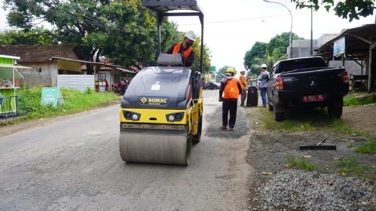 Perbaikan ruas jalan kabupaten oleh DPUPR Jepara. (Dok. DiskominfoJepara)