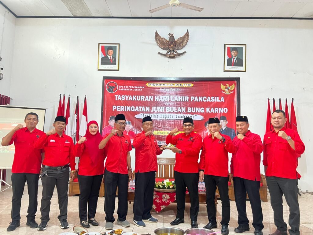 PDI Perjuangan Jepara Gelar Pemotongan Tumpeng Syukuran Hari Lahir Pancasila