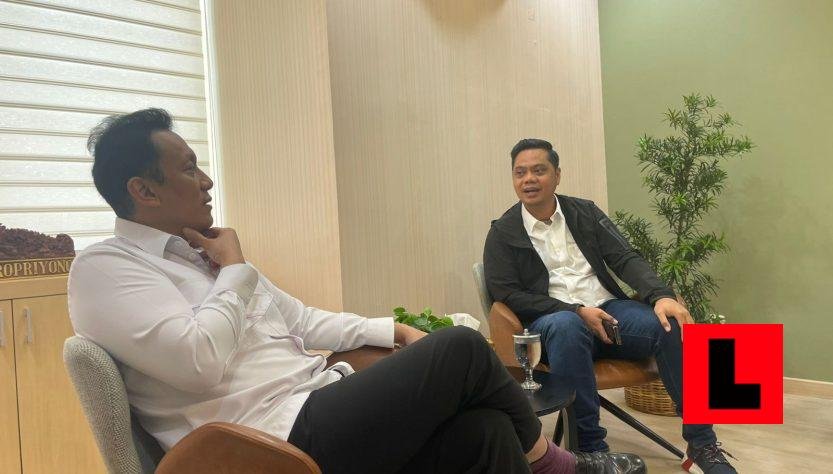 Bupati Jepara Witiarso Utomo berbincang dengan Wakil Menteri LHK Diaz Hendropriyono. (LODJI.ID-Pemkab Jepara.)