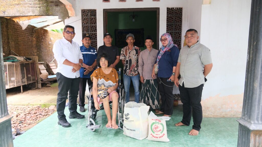 Dekat dengan Rakyat, Andang Wahyu Triyanto Turun Langsung Bagikan Kursi Roda