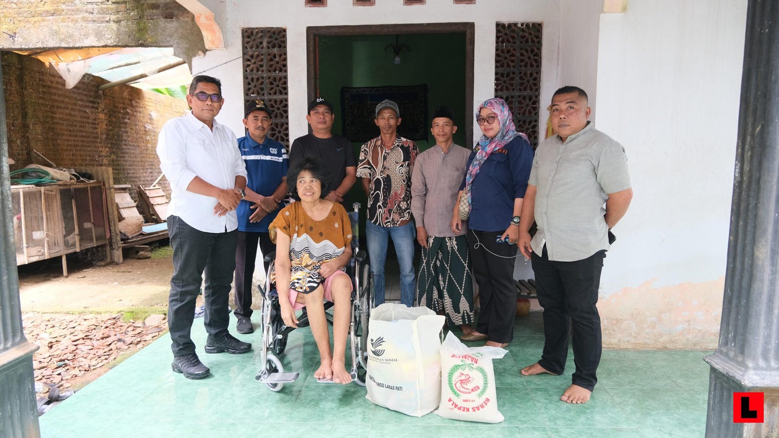 Dekat dengan Rakyat, Andang Wahyu Triyanto Turun Langsung Bagikan Kursi Roda