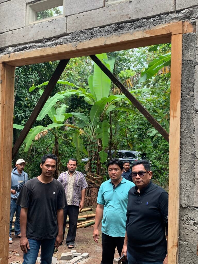 Andang Wahyu Triyanto Serahkan Bantuan dan Tinjau Pembangunan Rumah RTLH di Desa Sukosono